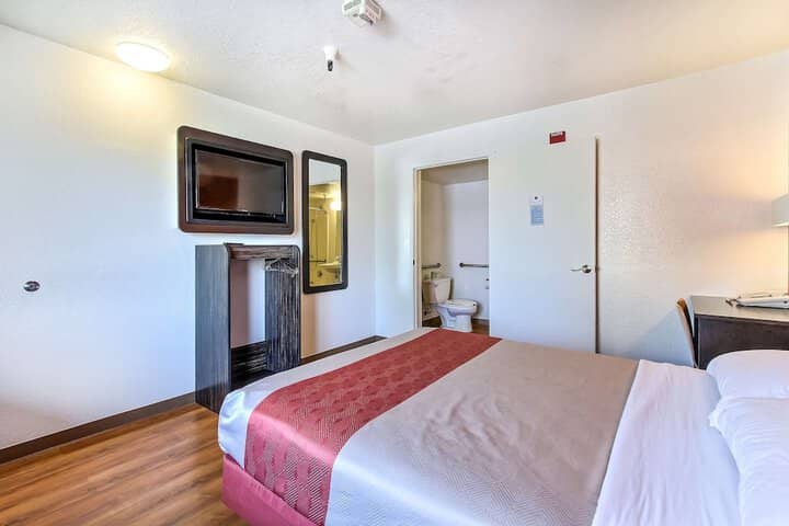 Room 9 of 26